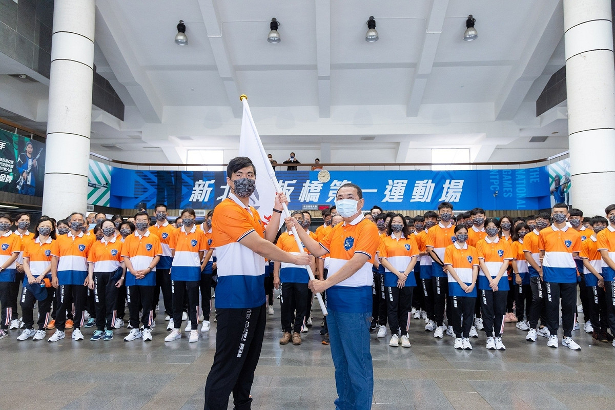 侯友宜授旗予111年全民運新北市代表隊，鼓勵選手創佳績。 圖：新北市體育處/提供