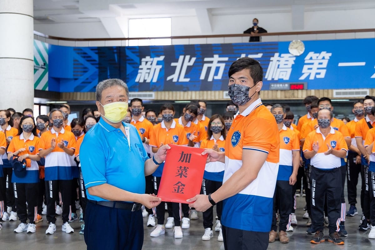新北市體育總會理事長蔣根煌致贈加菜金給111年全民運新北代表隊，鼓勵選手努力表現。 圖：新北市體育處/提供