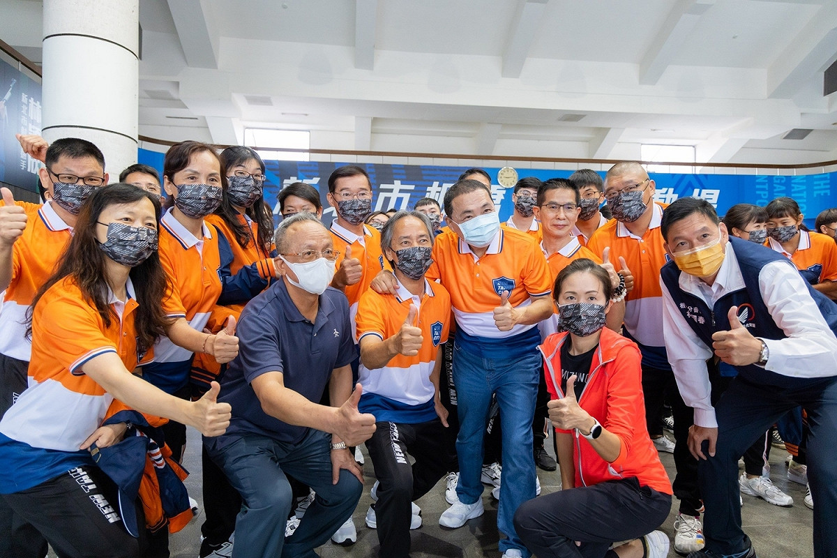 侯友宜等與會人士一起為111年全民運新北市代表隊選手加油。 圖：新北市體育處/提供