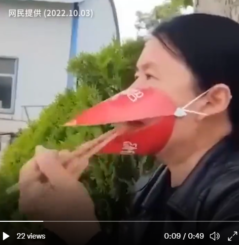中國市面上出現「鳥嘴口罩」，民眾能戴口罩吃飯。 圖：翻攝自推特