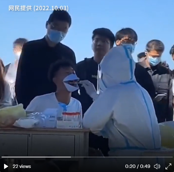 民眾戴鳥嘴口罩進行核酸檢測。 圖：翻攝自推特
