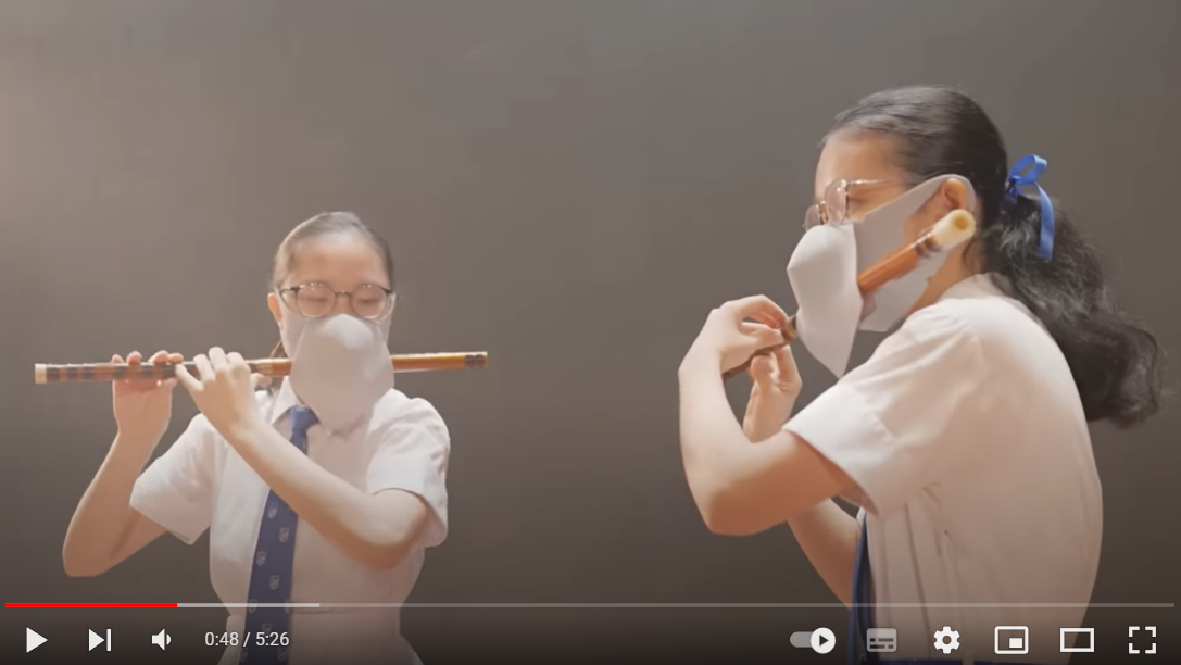 香港學生戴口罩吹笛子，引發熱議。 圖：翻攝自香港教育局YT
