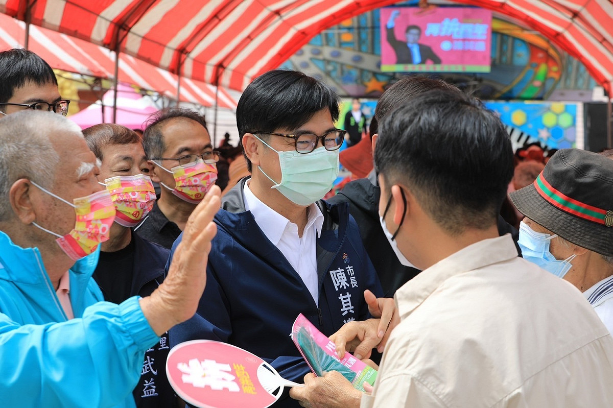 陳其邁(中)認為馬斯克的建議員鎮在台灣會行不通。 圖;：陳其邁競選辦公室/提供