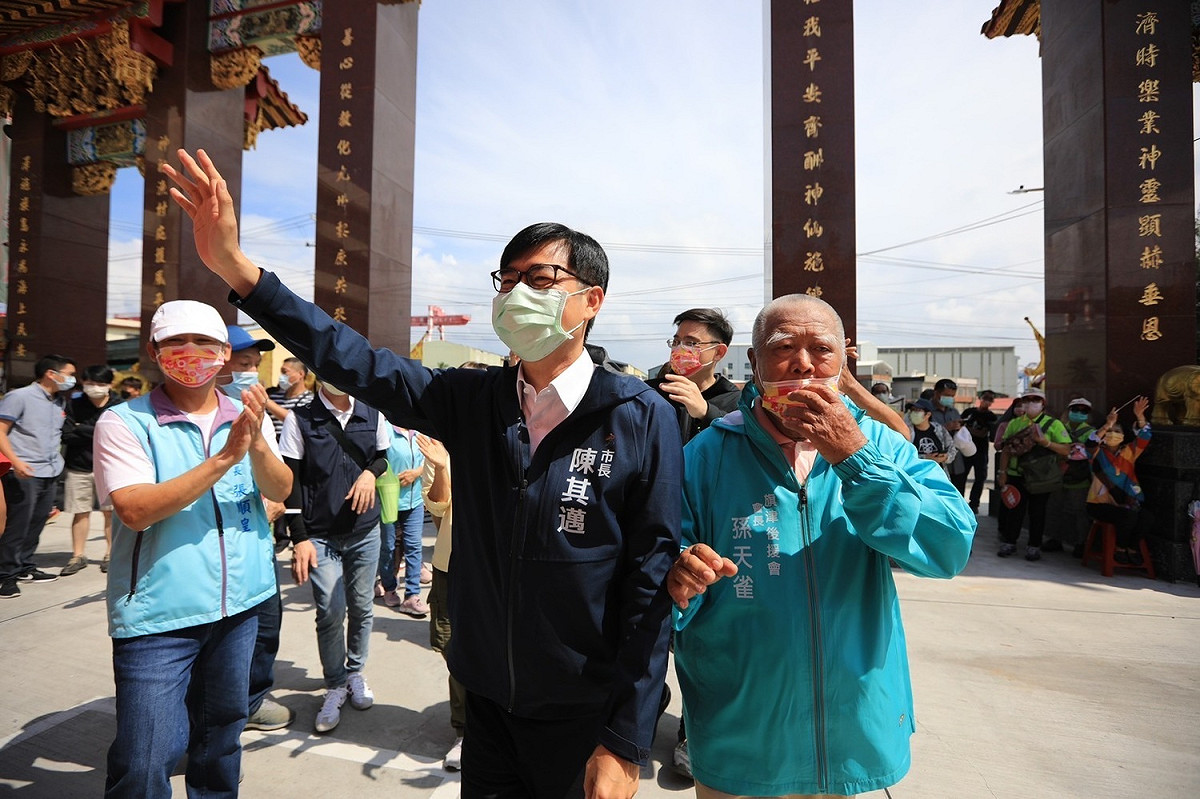 陳其邁(中)表示會繼續努力支持年輕人就業跟創業。 圖：陳其邁競選辦公室/提供