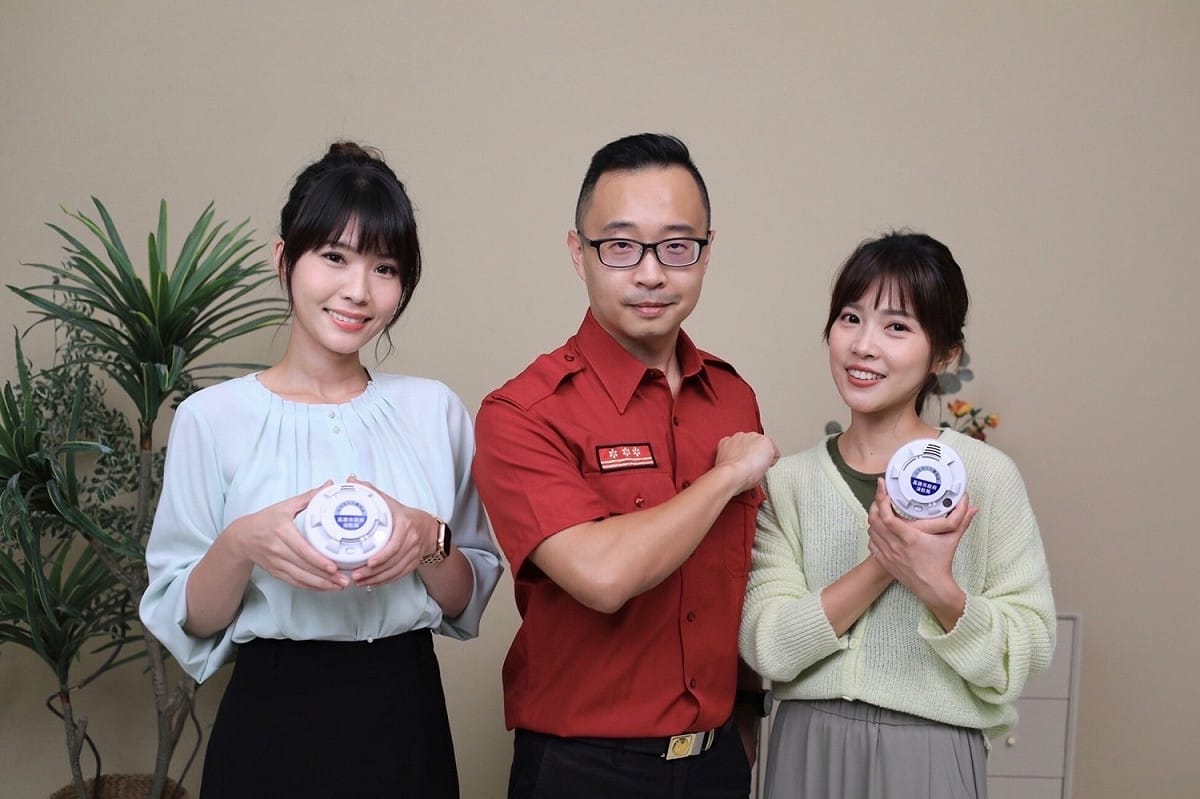 「打火哥」蔡宗翰(中)與市府發言人張硯卿(左)、周璟瑜(右)。 圖：高雄市消防局/提供
