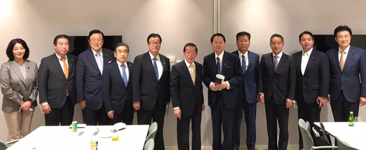 台灣駐日代表謝長廷(中)與日本跨黨派議員組成的「中華民國國慶日本國祝賀團」合影。 圖: 翻攝自謝長廷臉書
