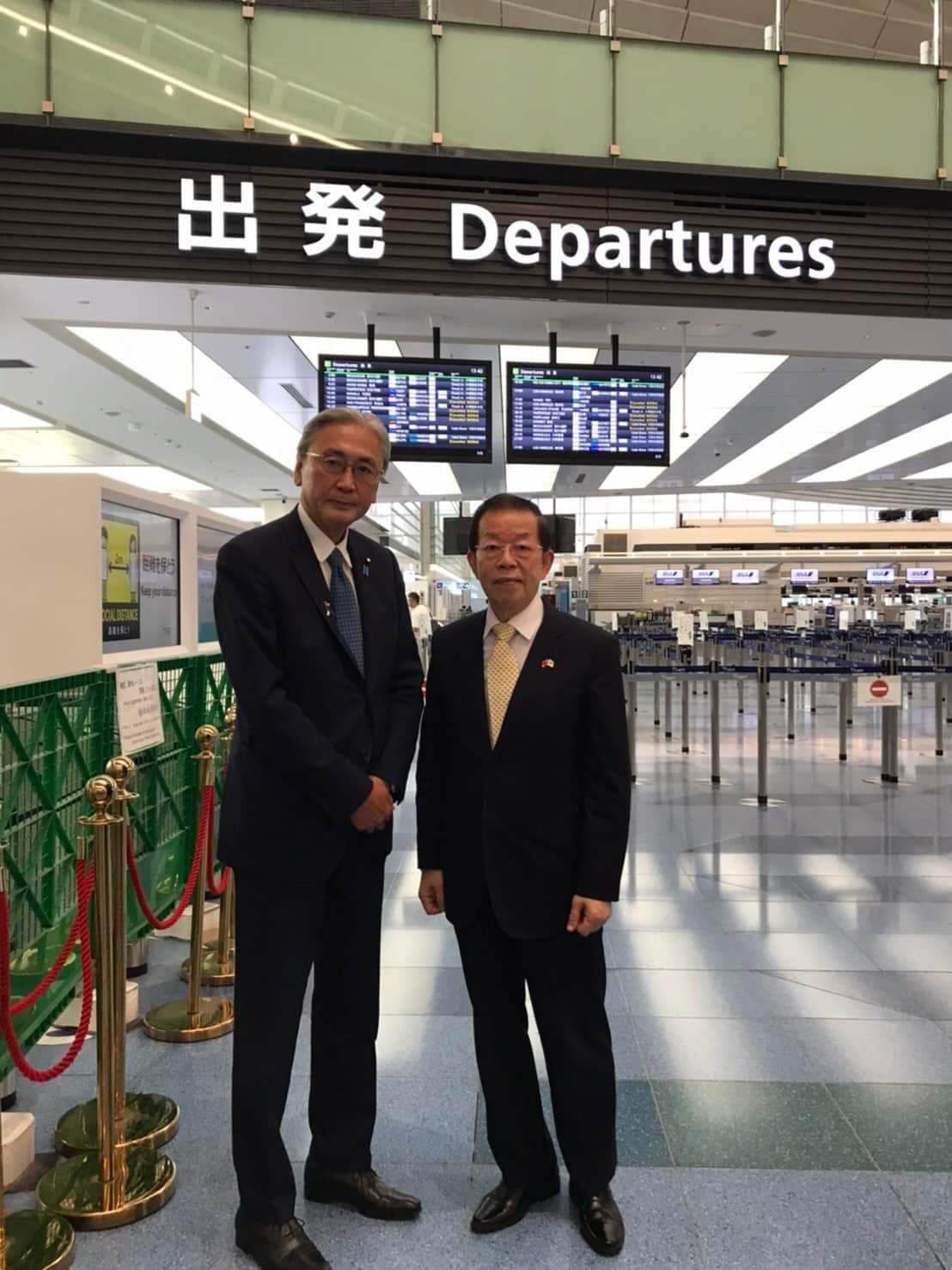 日華懇會長古屋圭司(左)與台灣駐日代表謝長廷(右)合影。 圖: 翻攝自謝長廷臉書
