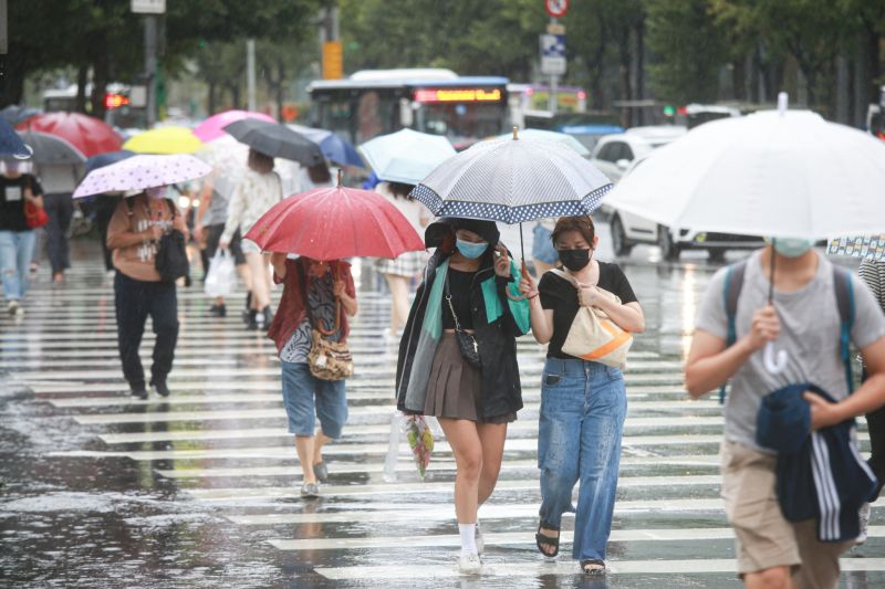 ▲中央氣象局指出，明天（9日）桃園以北及東北部仍會降雨，國慶日（10日）當天東北季風持續增強，氣溫也會隨之下滑。（圖／記者葉政勳攝，2022.09.03）