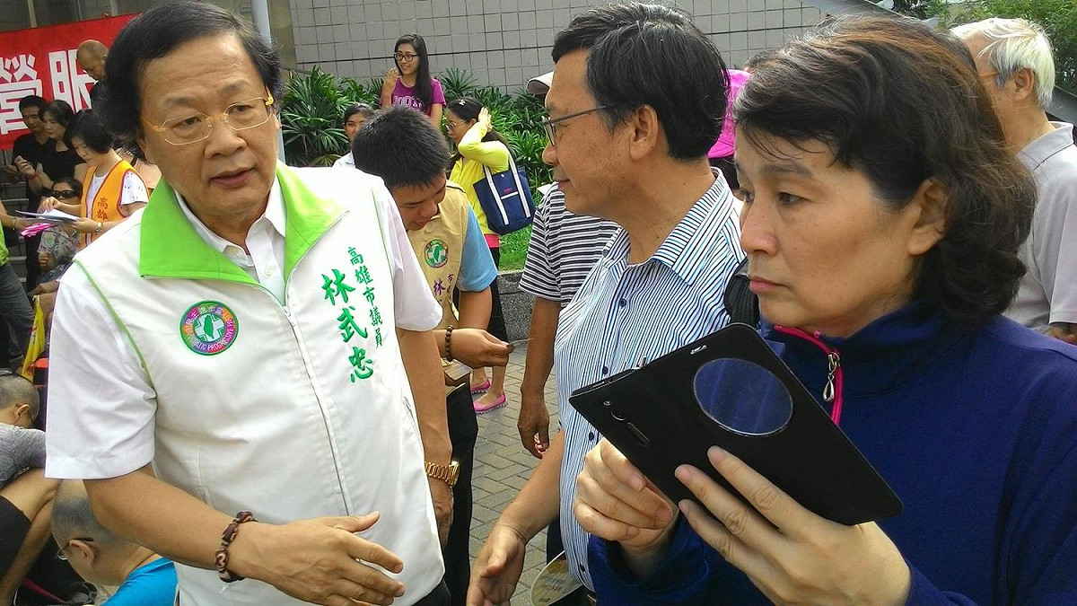 民進黨籍高雄市議員林武忠（左）11年前向警方關說，撤銷民眾違規交通罰單案，最高法院17日駁回上訴，林武忠遭判刑、褫奪公權2年，全案定讞，由於褫奪公權的部分立即生效，林武忠即刻喪失議員資格。 圖：翻攝自林武忠臉書。