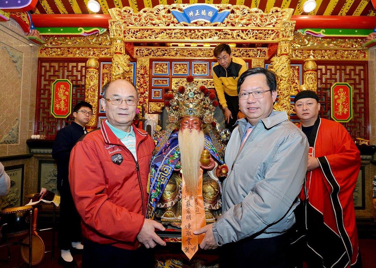 桃園市長鄭文燦與當年倡議催生桃園市土地公文化館的市議員蘇家明聯袂迎接土地公進駐《桃園文化館福德宮》 圖：財團法人桃園市文化基金會/蔣慶良攝
