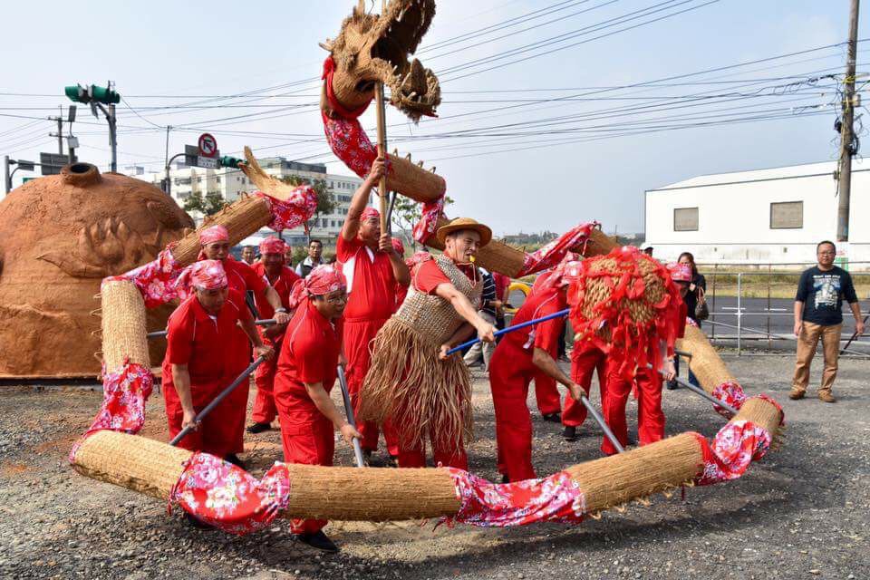 桃園素人藝術家王昱翔以草編結合客家花布，創作神龍。 圖：王昱翔提供