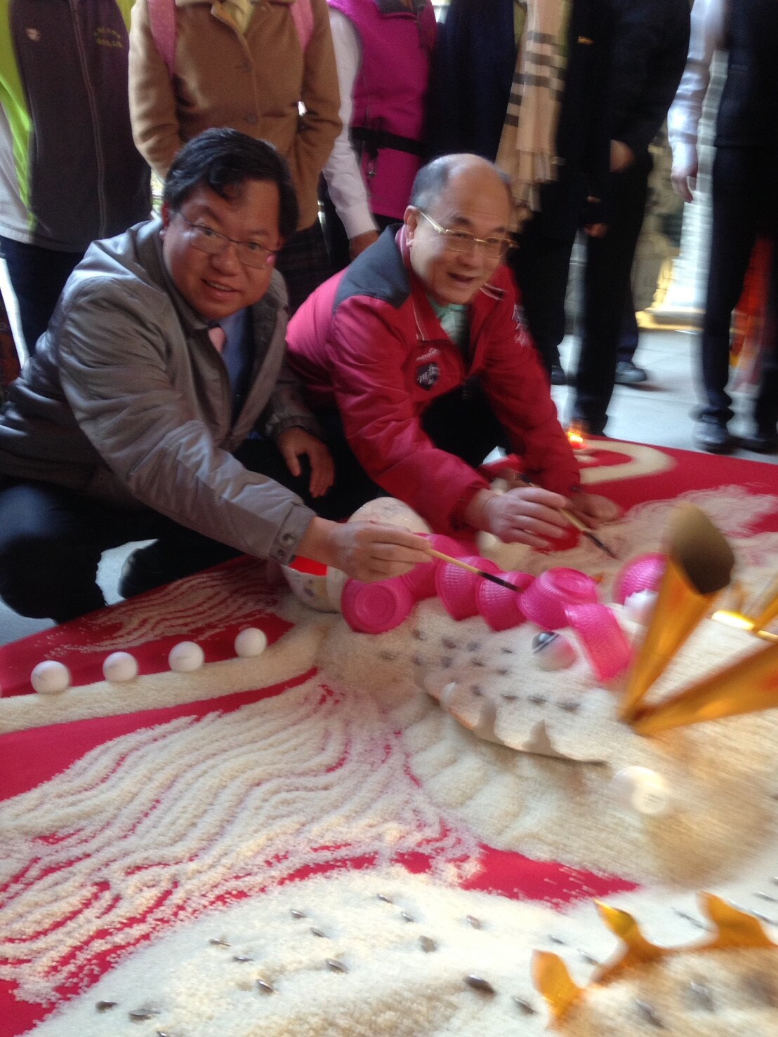 桃園市長鄭文燦與當年倡議催生土地公文化館的市議員蘇家明聯袂點睛安龍送虎。 圖：財團法人桃園市文化基金會提供/ 蔣慶良攝