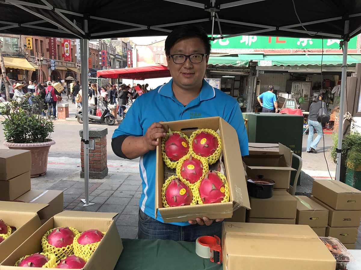 屏東縣農民所種植的外銷等級火龍果，個頭又大又甜美。 圖：屏東縣政府提供