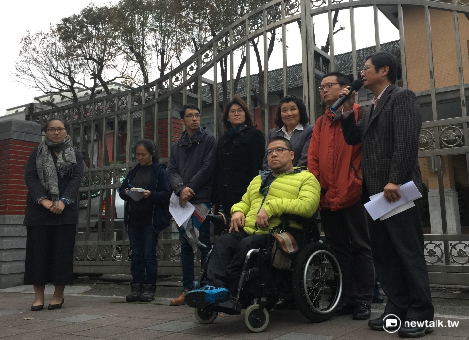 「婚姻平權大平台」18日下午於立法院大門外召開記者會，轉述與蔡英文會面過程。 圖：柯昱安/攝