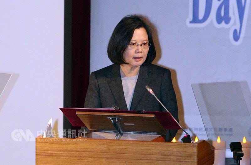 總統蔡英文19日出席國際大屠殺紀念活動，她表示台灣作為一個曾有迫害人權紀錄的國家，應該學習德國反省納粹的勇氣，面對過去歷史並進行足夠深刻的思考，才不會讓這些錯誤再發生。 圖：中央社