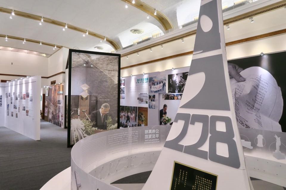 特展由前鄭南榕自由時代雜誌的攝影記者曾文邦及邱萬興聯手策劃設計，邱萬興說，特展是要讓民眾回顧這30年來，台灣各地所進行的二二八平反運動歷程。 圖：邱萬興提供