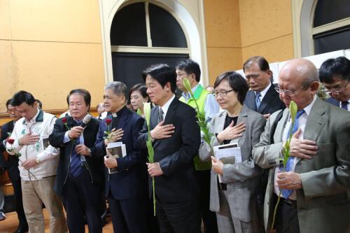台南市長賴清德、總統府資政葉菊蘭、李勝雄律師、黃昭凱等，在台南一起為二二八事件70週年，獻花致哀。 圖：中央社提供
