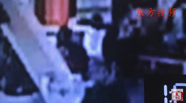 穿白衣的越南女子段氏香從背後勒住金正男的頸部，一度遭到金正男抵抗。 圖：翻攝東方網