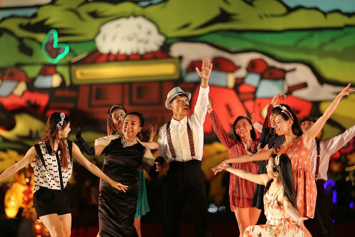 嘉義縣長張花冠以奧代麗赫本第凡內早餐經典造型，大秀改編自50年代的現代舞曲，為明年的嘉義台灣燈會宣傳造勢。 圖：嘉義縣政府提供