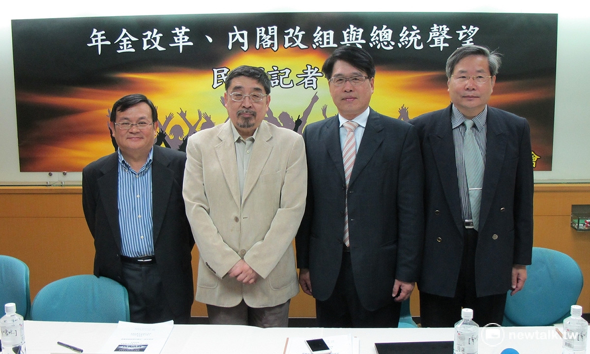 台灣民意基金會20日發表最新民調，出席學者包括辛炳隆、施正鋒、游盈隆、許忠信（由左至右）等人。在內閣閣員的知名度裡，以交通部長賀陳旦最高。 圖：林朝億/攝