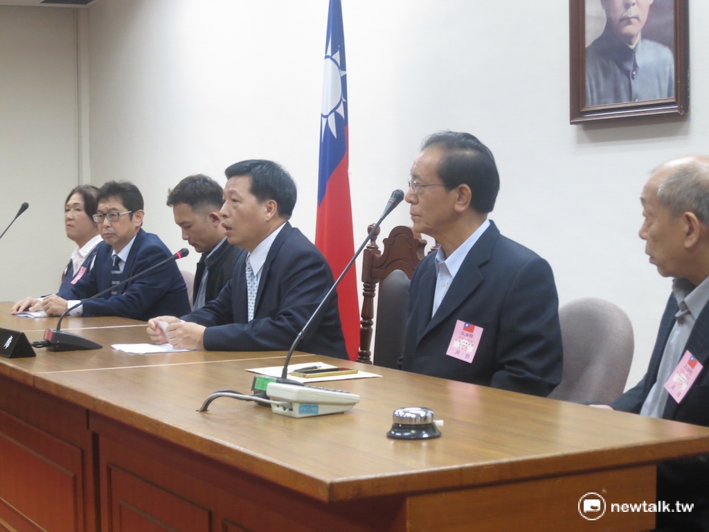 民進黨立委鄭寶清20日與友力靠行車主進行協調會。 圖：呂佳峻/攝