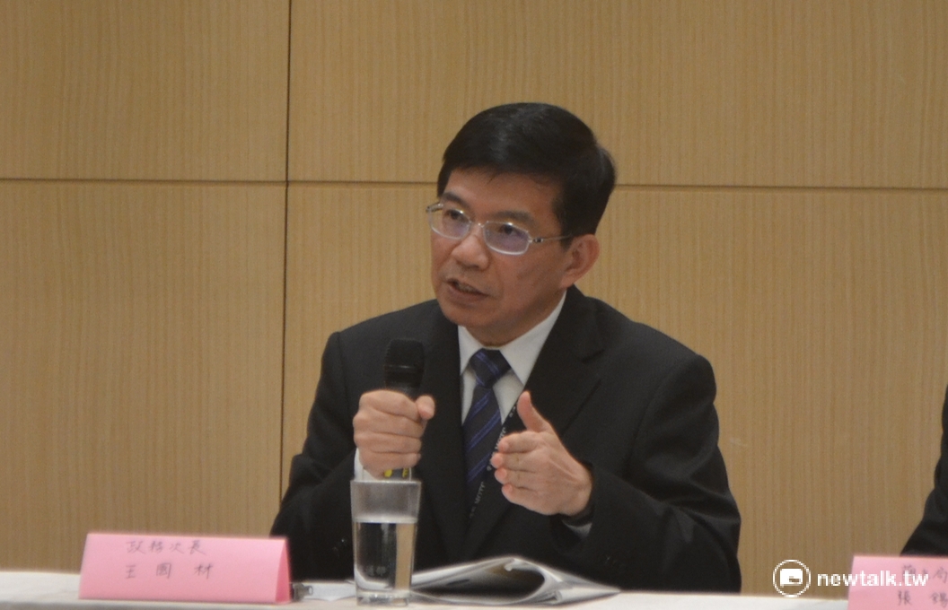 交通部次長王國材表示，228連續假期前，觀光局將公布部分有超時疑慮、需要準備「備用駕駛」的行程，嚴格要求業者針對長途旅程準備2名駕駛。 圖：柯昱安/攝