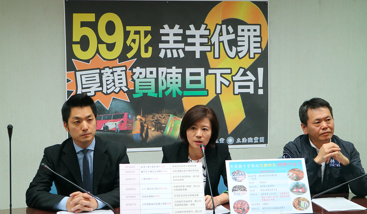 針對蝶戀花旅行社國道翻車意外，傳出觀光局、公路局長相繼提出辭呈，國民黨團轟，為何交通部長賀陳旦仍穩坐高位，責任卻由下屬在扛？ 圖：蔣萬安辦公室提供
