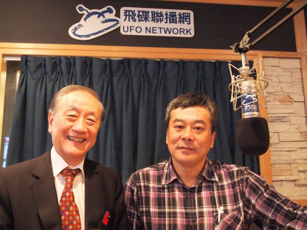 飛碟電台傳出營運危機，張小燕已證實辭去董事長一職。圖為新黨黨主席郁慕明（左）接受飛碟電台節目主持人董智森（右）訪問。 圖：翻攝自飛碟聯播網臉書專頁