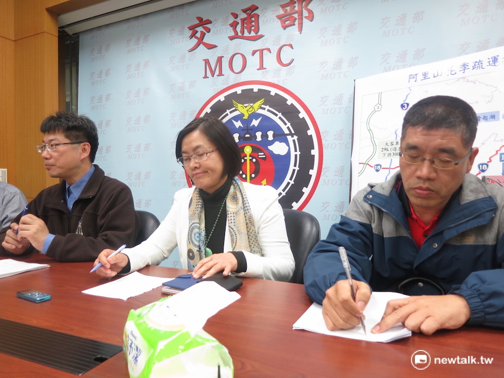 阿里山花季3月10日將登場，但去年所推出的北中南直達車，公路總局副總工程司李忠璋（圖左）20日宣佈，將確定取消。 圖：呂佳峻/攝
