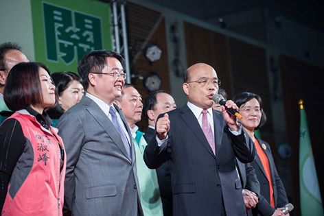 民進黨立委吳秉叡（前排中）在新春團拜中，獲得前行政院長蘇貞昌（前排右）力挺參選新北市長，士氣大振。 圖：翻攝自吳秉叡臉書