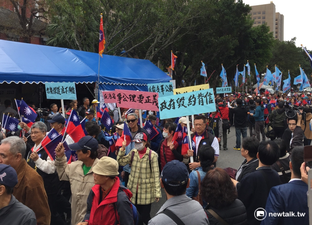 軍人年金改革方向首度曝光，據了解，國防部已同意，在18%優惠存款上，軍人與公教同步歸零，圖為「800壯士」遊行隊伍高舉「不溯及既往」、「政府毀約背信」等口號標語。 圖：新頭殼資料照片