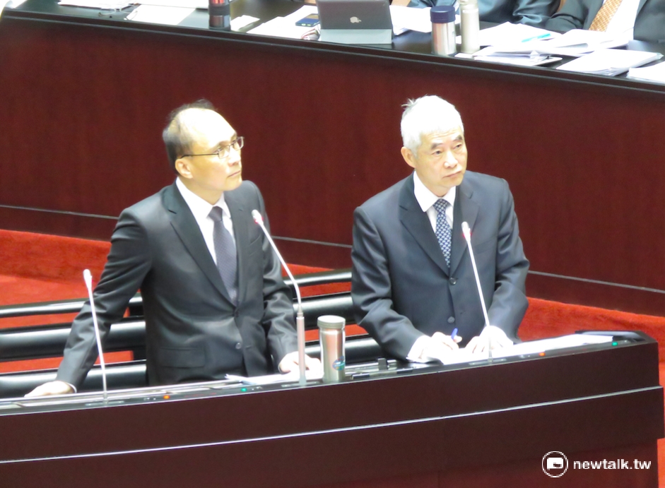 針對國道翻車意外，行政院長林全回應，必須等事故原因釐清後，再討論相關責任歸屬。 圖：鄭佑漢/攝