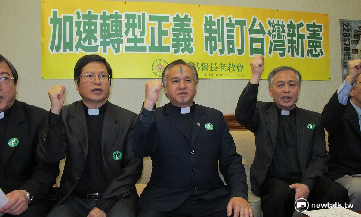 台灣基督長老教會總會幹部21日對外公佈228事件七十週年呼籲函。圖中分別是鄭國忠牧師、議長Sudu Tada與總幹事林芳仲（由左到右）。 圖：林朝億/攝