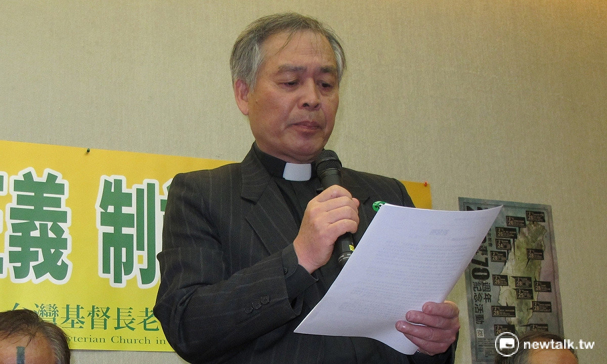 台灣基督長老教會總會總幹事林芳仲21日朗讀教會的二二八事件七十週年呼籲函。 圖：林朝億/攝