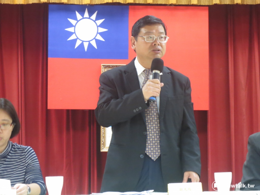 觀光局副局長張錫聰表示，國內旅遊如阿里山、武陵農場等一日遊行程，因使用車輛時間長短或路況不一，產品風險高，經觀光局檢視後，業者若仍不予改善，則會下架。 圖：呂佳峻/攝