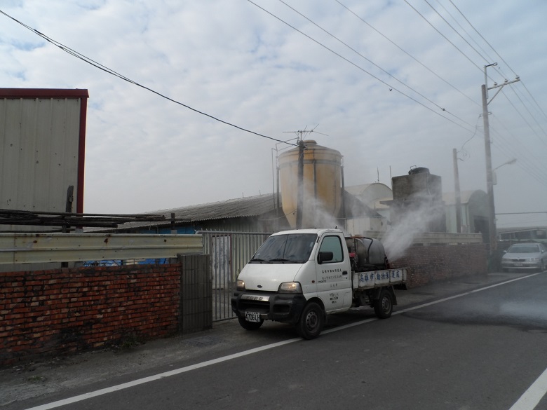 防禽流感，高雄市農業局對家禽市場、理貨場與批發市場消毒及各式運載車輛機具進行消毒。 圖：高雄市農業局提供