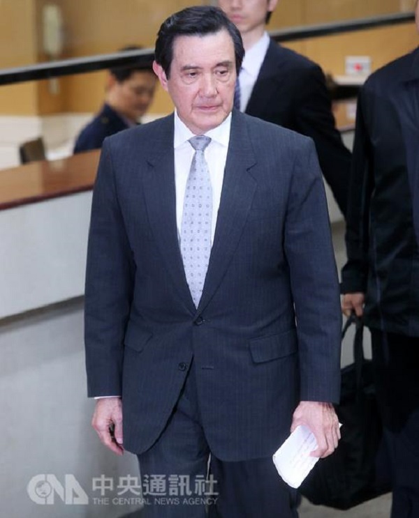 前總統馬英九被控涉嫌教唆洩密、誹謗，21日出庭時備妥講稿，批評不公不義的亂象。 圖：中央社
