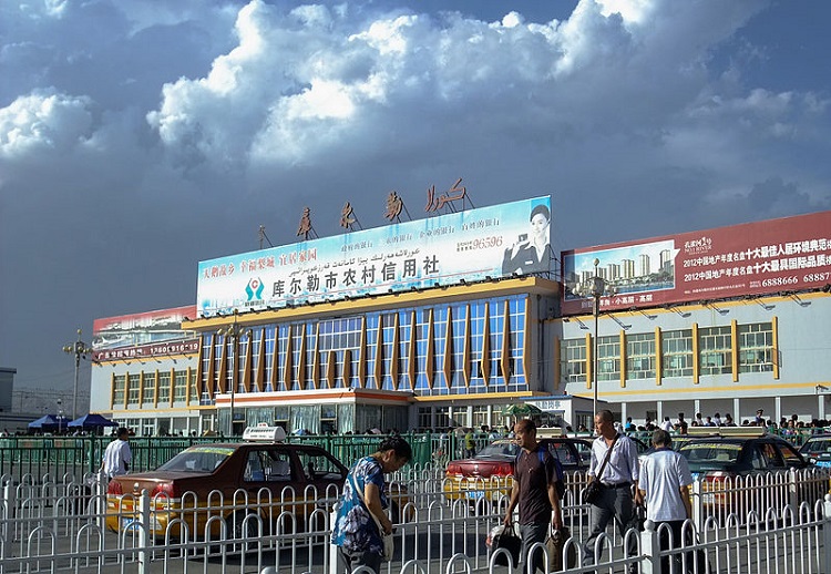新疆安全部門實行強制措施，要求巴音郭楞蒙古自治州所有居民在汽車安裝「衛星定位」裝置，否則不准加油。圖為自治州首府庫爾勒火車站。 圖：翻攝維基百科