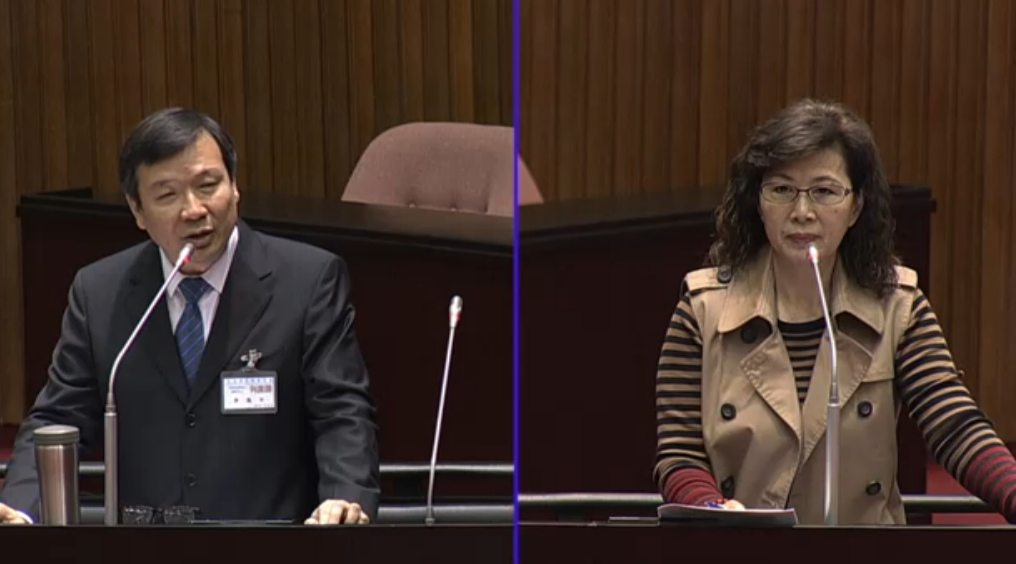 親民黨立委周陳秀霞（右）在質詢考試院副院長被提名人李逸洋（左）認為，民進黨政府不能因為支持年金改革的民調高，就但憑己意，若推動血流成河、剝奪生存權的改革，會撕裂台灣。 圖：翻攝自立法院ivod
