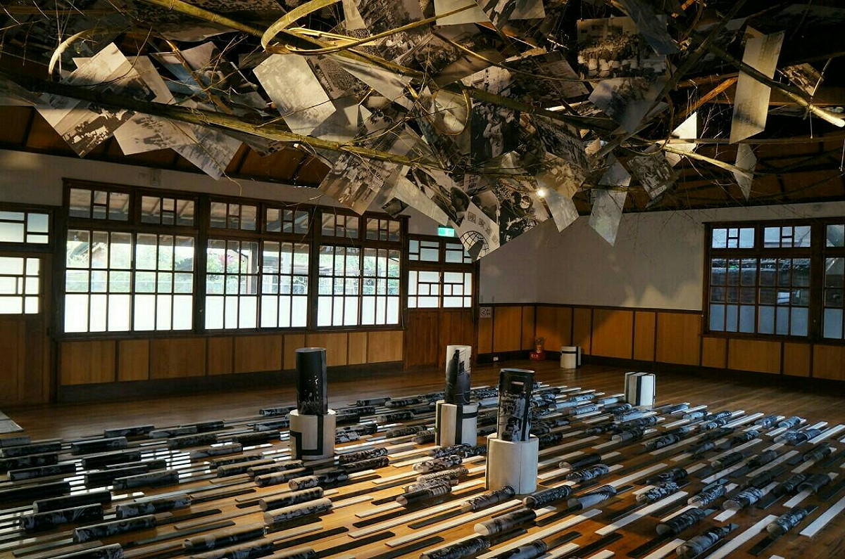 「民主風雷－228事件70週年人權影像裝置藝術展」，即日起至4月15日。在彰化縣北斗雙星的郡守官舍及保甲事務所展出。本裝置藝術《勢如破竹》是國際知名的竹編大師王文志，運用竹編結合禁忌年代的人權攝影記者宋龍泉的《另一種注目》照片，編織成風雲雷動；地上則是陶藝家陳正勲《之後》的陶藝串連《另一種注目》照片，呼籲省思未來、記取歷史教訓。 圖：宋隆泉提供