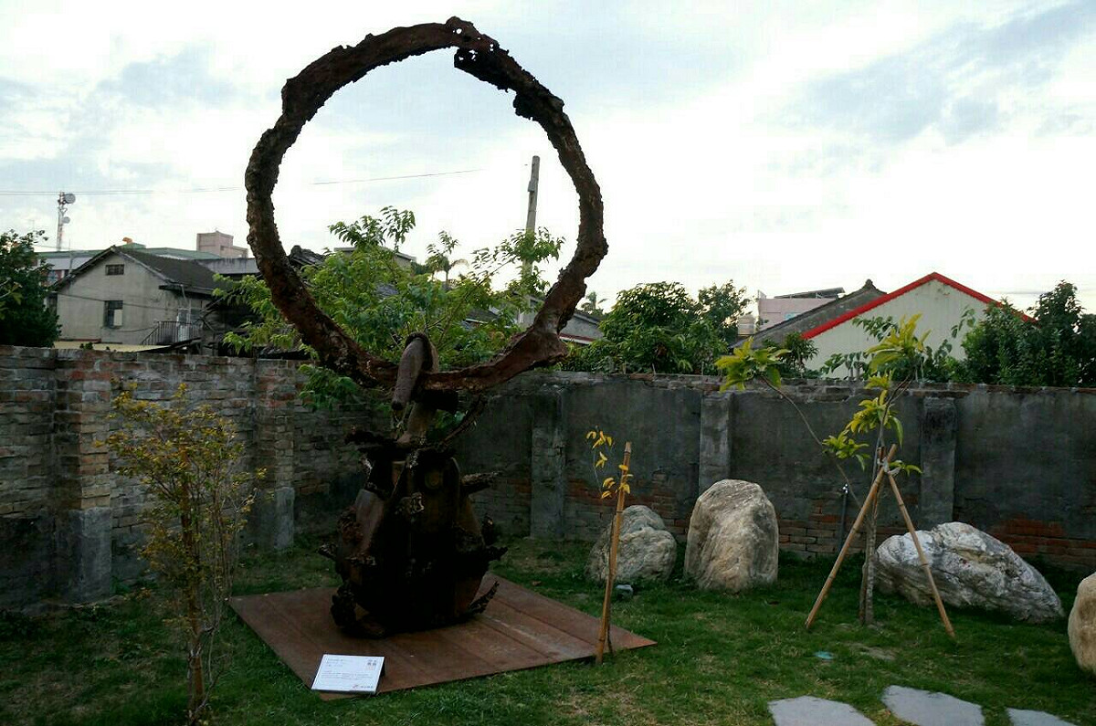 《繞》作品，在象徵圓滿的大鐵圈下，有個大大的掛勾。每個人的圓滿，都承載著不同的重量。 圖：宋隆泉提供
