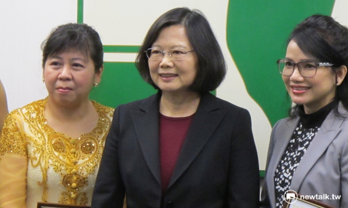 總統蔡英文22日出席民進黨中常會，會中並數度與嘉義縣長張花冠「鬥嘴鼓」。 圖：新頭殼資料照片