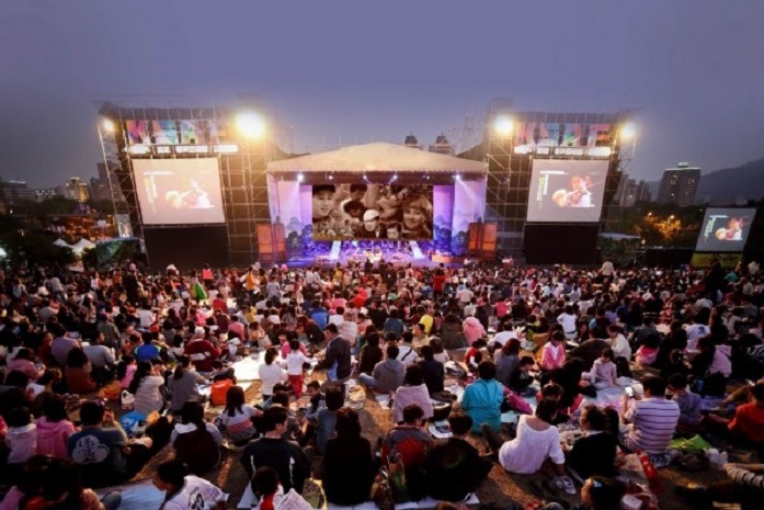 高雄228草地音樂會25、26日晚上在高美館面湖草坡登場。 圖：高雄市文化局提供