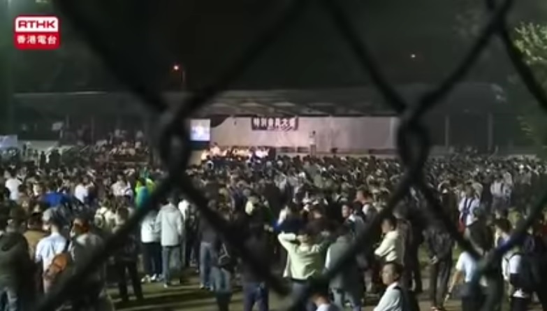 香港4個警察組織22日晚間舉行集會，聲援因佔中事件被判刑的7名同袍。 圖：翻攝網路
