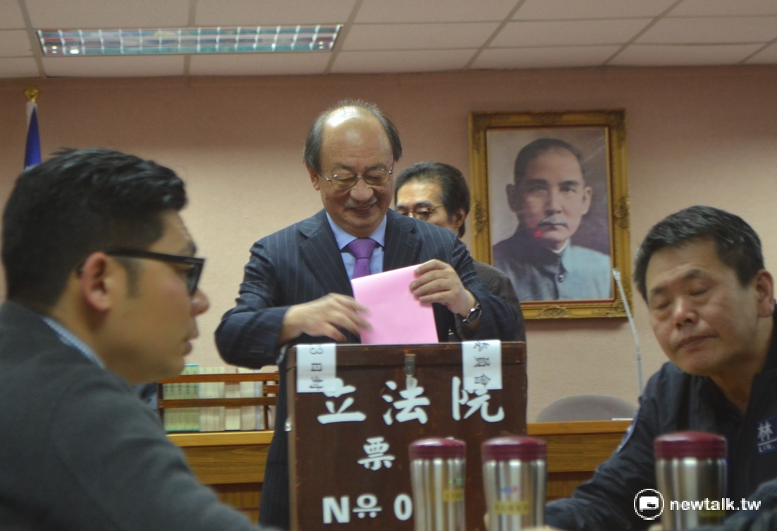 民進黨立院黨團總召柯建銘（中）23日上午出席司法法制委員會，參與召委選舉。 圖：柯昱安/攝