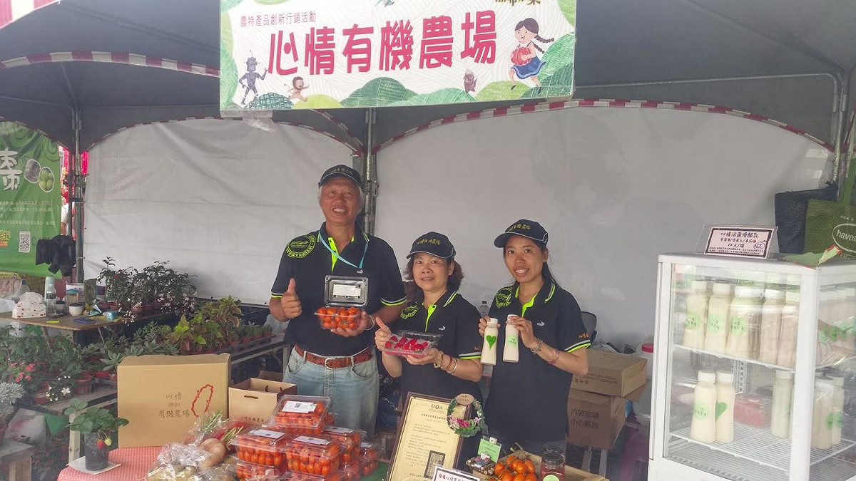 鮮香的有機草莓從2月底開始預計可以一直採收到3月底，有興趣的民眾可以到屏東熱博走走看看，順便品嚐南國草莓的美味。 圖：屏東縣政府農業局提供