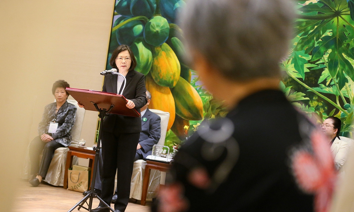 總統蔡英文23日上午接見「2017年海外二二八遺屬返鄉團」。 圖：總統府提供