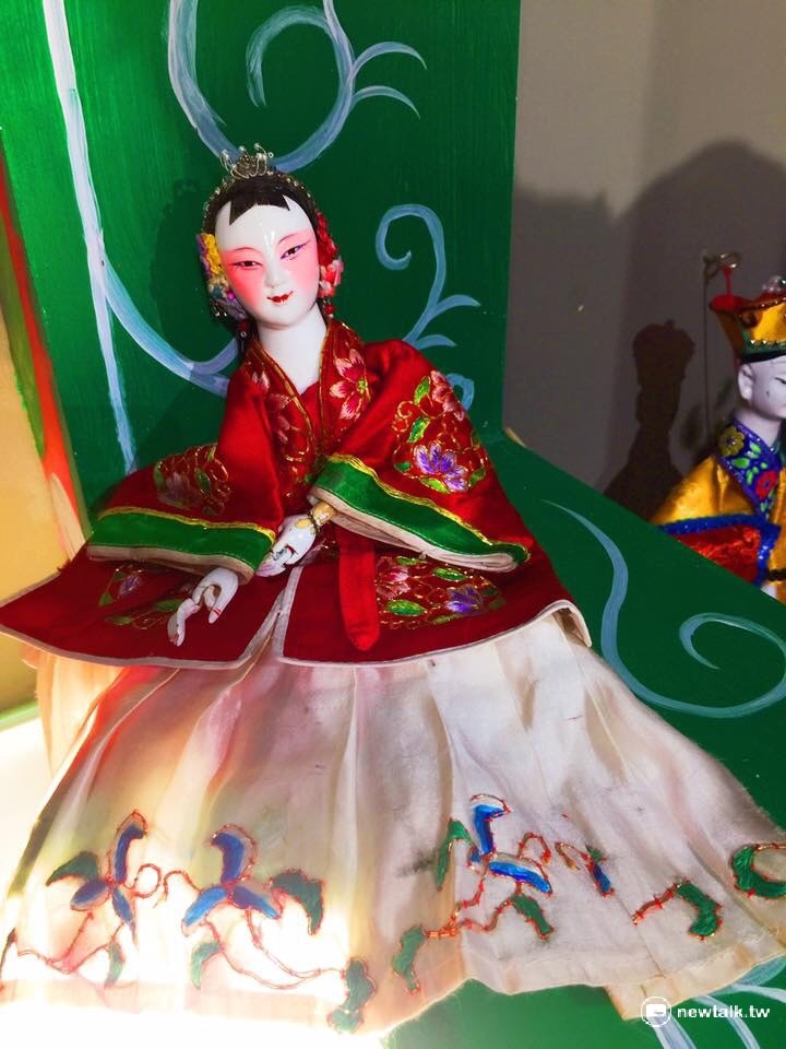 戲偶是集合彩繪、雕刻、刺繡的綜合性藝術，郭建親自為每尊戲偶彩繪、縫製、刺繡，因為精緻又傳統，郭建甫的《書生布偶》，還是總統蔡英文外交出訪的伴手禮。 圖：羅碧霞/攝
