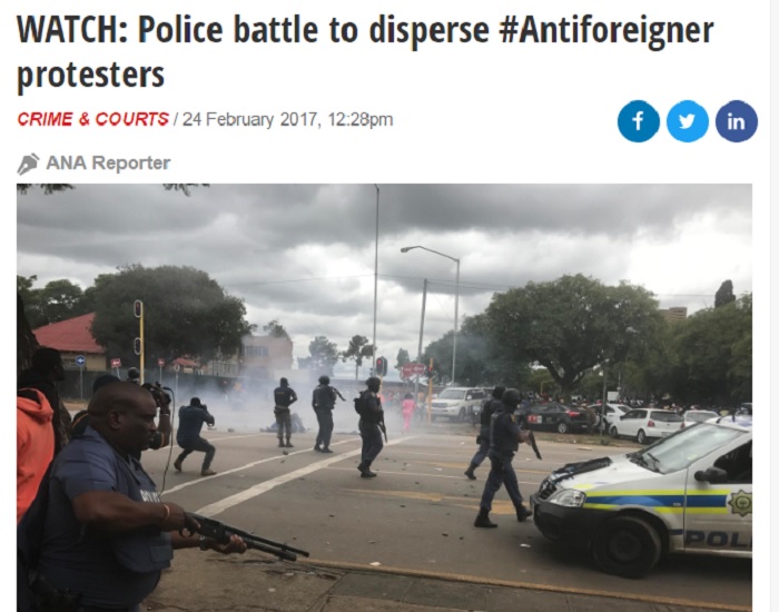 南非普勒托利亞24日爆發大規模排外衝突，警方發射橡皮子彈和催淚瓦斯驅散人群。 圖：翻攝IOL news網站