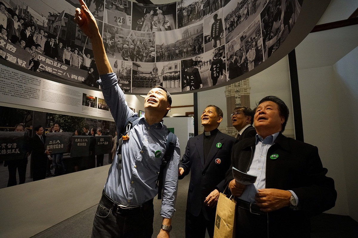 當年民主街頭戰士第一排的鄭南榕、林宗正牧師與黃昭凱，30年後，在運動影像紀錄者邱萬興的陪同下，林宗正、黃昭凱親赴台北二二八國家紀念館舉行的《人民力量，打破禁忌～二二八與轉型正義特展》，回看1987的平反228運動台南第一聲。 圖：台灣水創意整合行銷公司/黃裕順提供